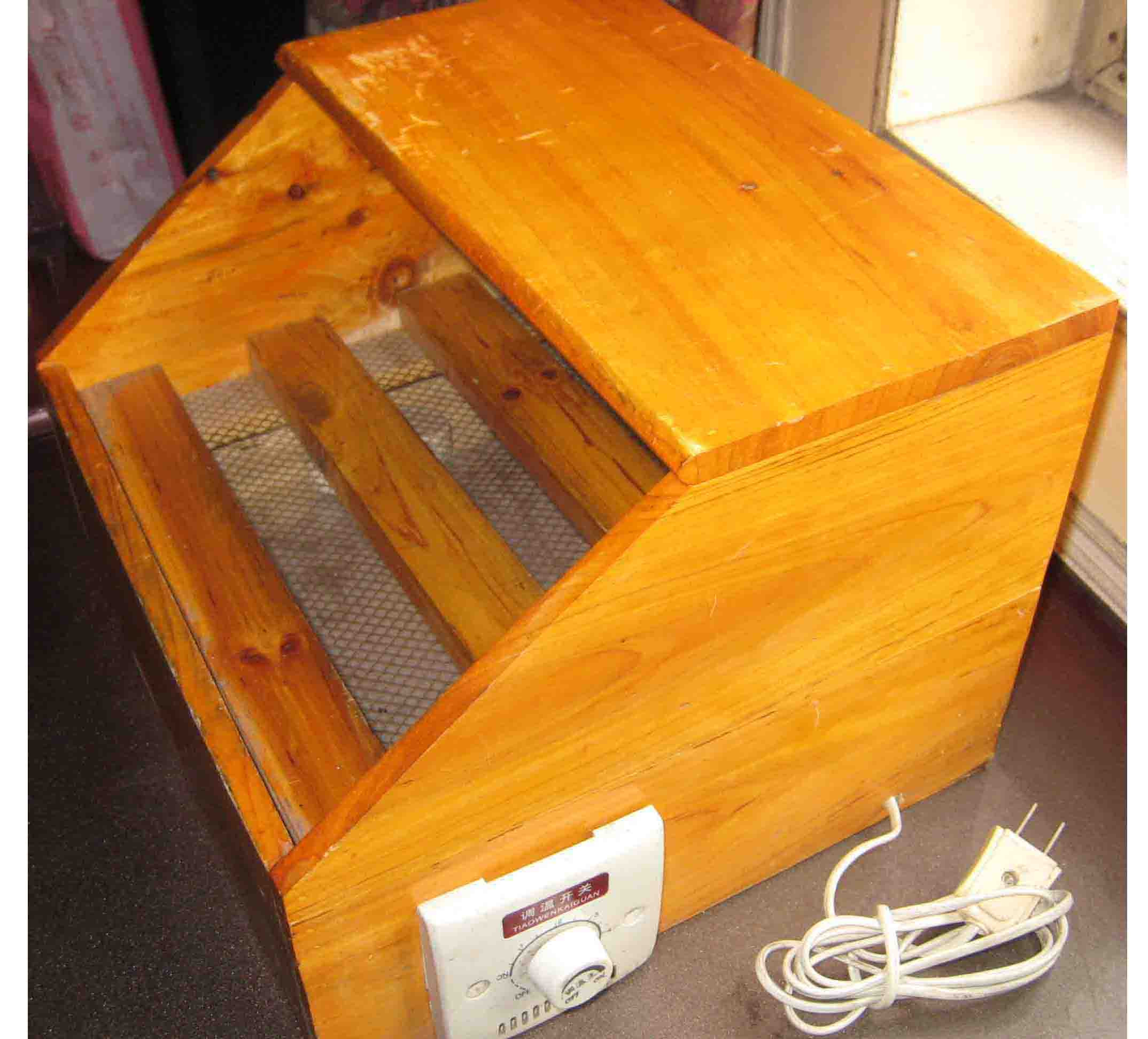 迷你型电脑取暖器是当今适用性较高的商品之一,居家必备。本取暖器采用实木制作,外观大方漂亮。配合专用小包被使用,效果尤其好,取暖保温烘烤均宜。功率为30W~300W可调,耗电量极低,采用电热丝发热。直接对脚进行取暖。比用空调取暖实在得多。联系电话:13861175606 价格:80 [