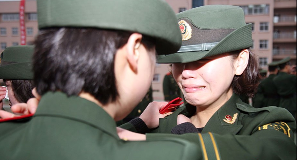 武警退伍<em>女兵</em>的微笑与眼泪,踏上<em>返乡</em>之路|龙城