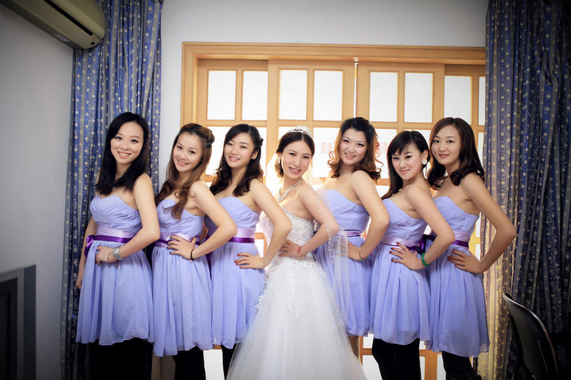晒晒<em>婚礼</em>照,据说现在流行<em>姐妹团</em>?六个美丽伴娘