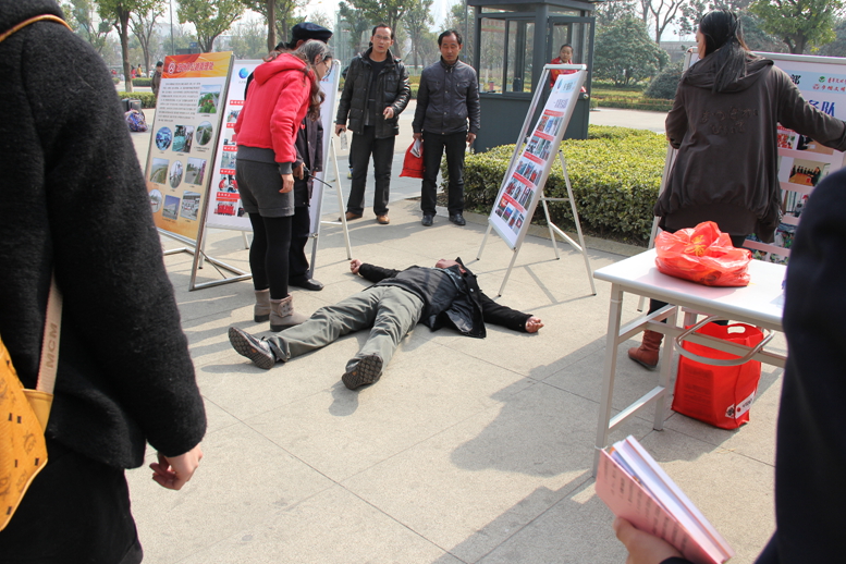 情况紧急 客运广场路人突然晕厥 志愿者伸出援