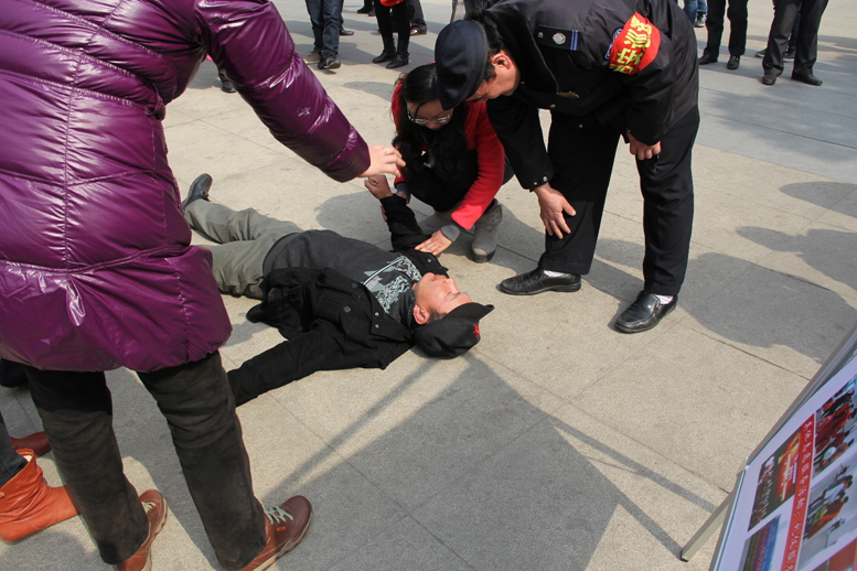 情况紧急 客运广场路人突然晕厥 志愿者伸出援