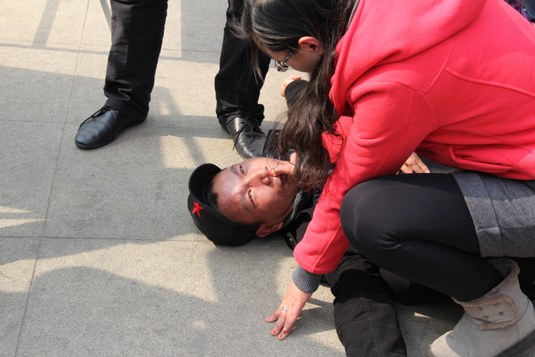 情况紧急 客运广场路人突然晕厥 志愿者伸出援