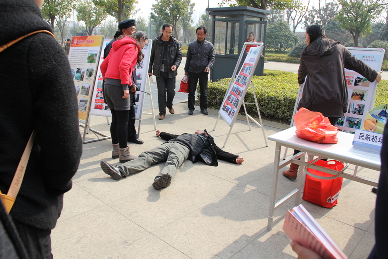 情况紧急 客运广场路人突然晕厥 志愿者伸出援