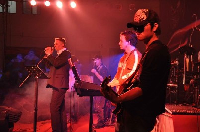 欢迎报名参加SHARKS(鲨鱼)乐队的吉他手吴鹏