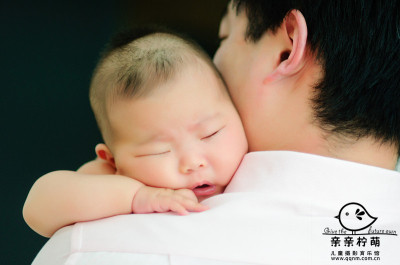 两个小孩在追逐猜成语_看图猜成语(3)