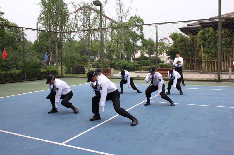 我家小区里的保安个个都是帅哥啊,精神头十足