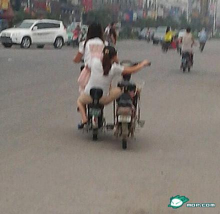 各种搞笑奇葩的图片:公交占座把<em>裤子</em>都<em>撕开</em>了