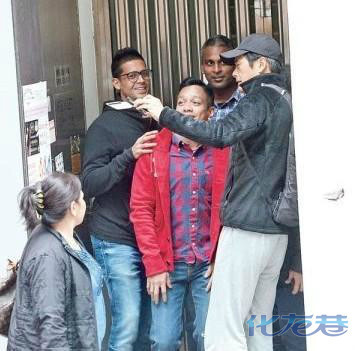 周润发街头遭围攻,粉丝冲上车拍照。最高峰2