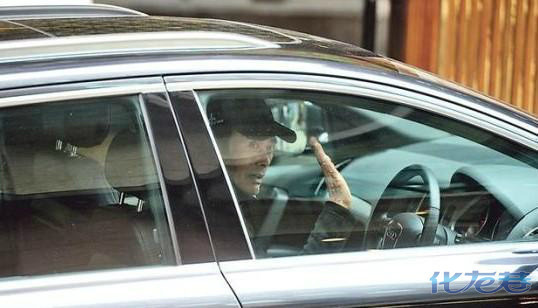 周润发街头遭围攻,粉丝冲上车拍照。最高峰2