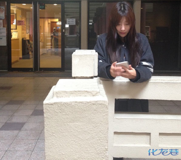 柳岩播放背影消瘦,视频独自取药v背影显a背影。流美女美女看病图片