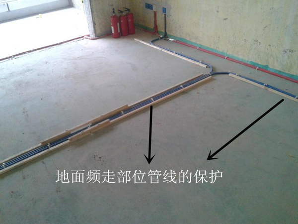一、装饰公司工程现场形象管理规定 强制要求 1)公共部位保护大方得体,不得敷衍、随意铺设,有良好的美观效果。(地面、墙面保护膜,电梯、墙面阳角处护角等)公共部位的保护不得出现严重污渍、破损。施工造成的垃圾散落要及时清理,以免产生不良影响。 2)进户门必须用保护膜保护,保护膜粘贴应平整,顺直,不得皱折、破损或保护不到位。