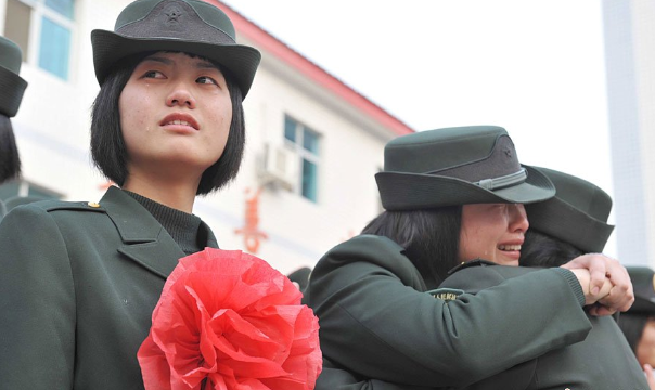 武警退伍<em>女兵</em>的微笑与眼泪,踏上<em>返乡</em>之路|龙城