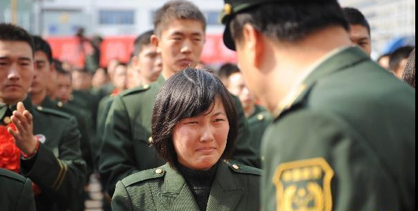武警退伍<em>女兵</em>的微笑与眼泪,踏上<em>返乡</em>之路|龙城