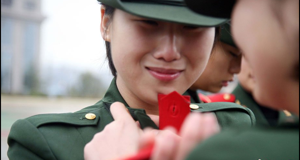 武警退伍<em>女兵</em>的微笑与眼泪,踏上<em>返乡</em>之路|龙城