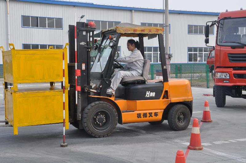 叉車駕駛員除應熟悉本叉車的性能結構外,還應掌握裝卸工作的基本知識