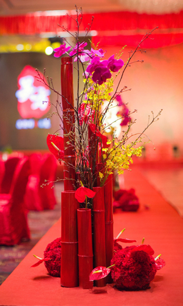 婚礼现场的花艺,每一处都经过精心设计,风格与细节相呼应,在展现汉式