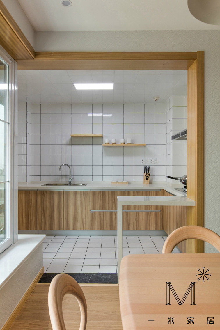 半开放式的厨房让两人的                    补一下家庭未来的生活