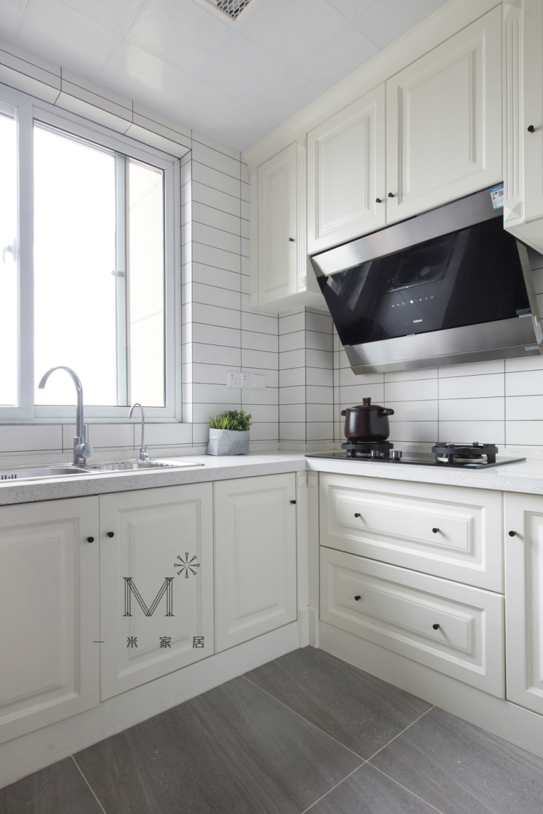 白色橱柜将整个厨房空间运用合理,提升了空间的利用率.