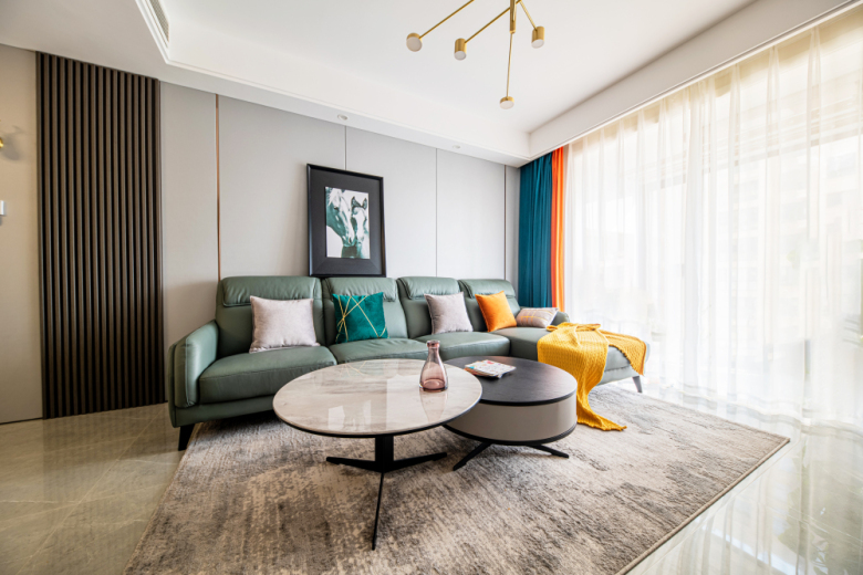 沙发背景墙采用的是实木格栅,硬包及金属线条的形式,打造出干净利落的