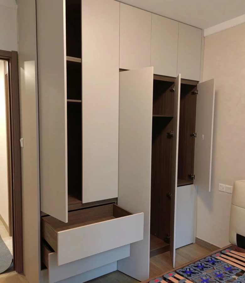 木纹色橱柜 pet衣柜门板材质:进口双饰面,pet肤亚板door panel