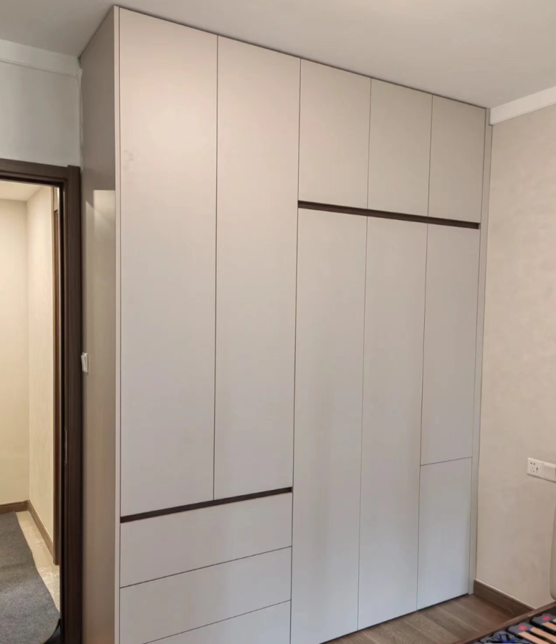 木纹色橱柜 pet衣柜门板材质:进口双饰面,pet肤亚板door panel