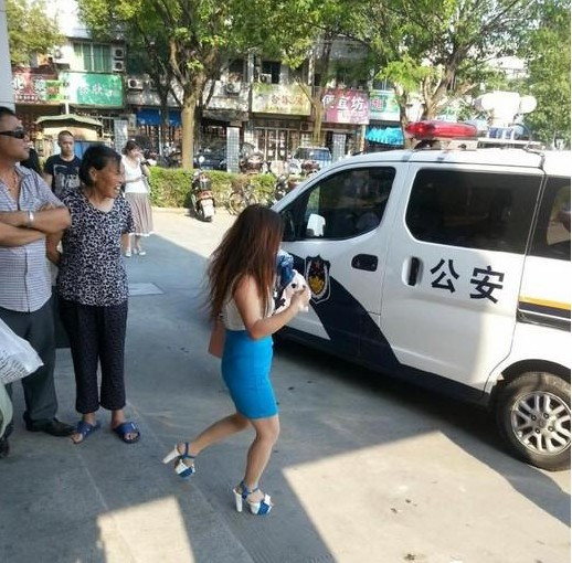 第一次看到大奶战小三 小三被扯得衣衫不整披头散发(图)